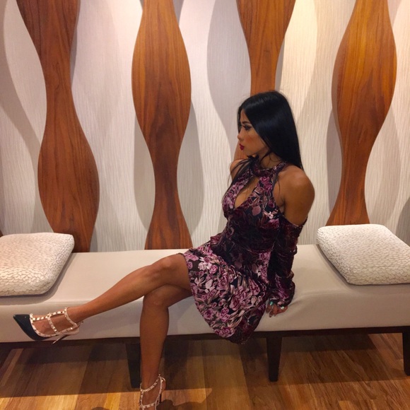 Meet your Posher, Alicia. I am girl from NYC. - Picture 8 of 8